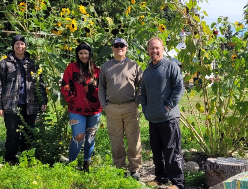 two people look at gardengate t shirt